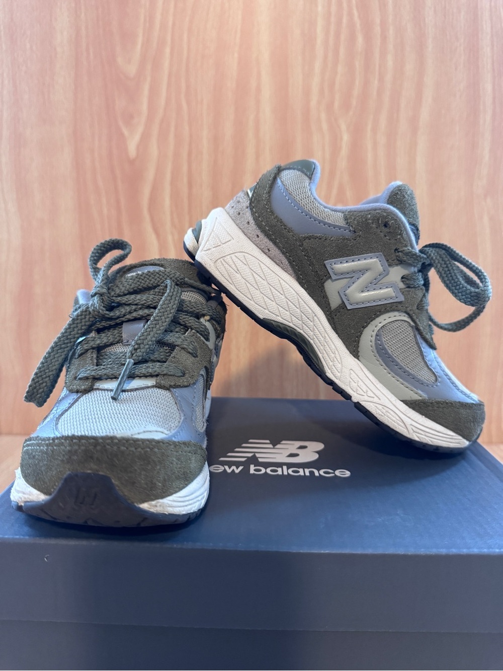 New Balance 2002r Kids Green/Gray Athletic Sneakers - Picture 2 of 6